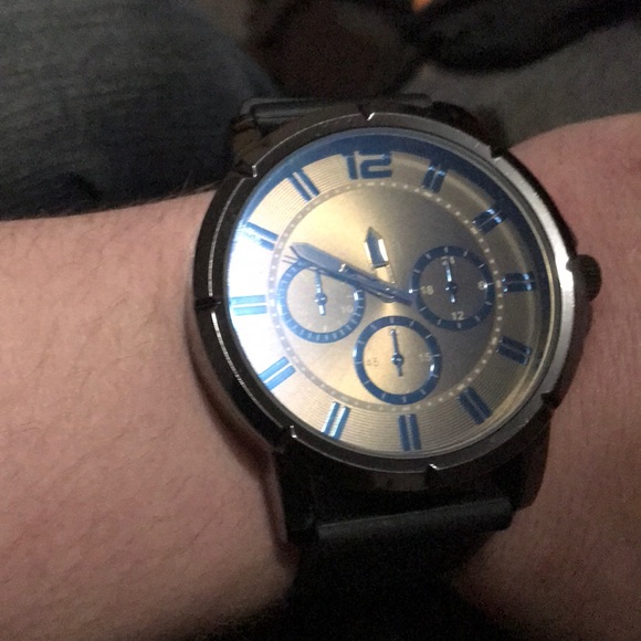 Brend new watch worn a couple times - Picture 1 of 4